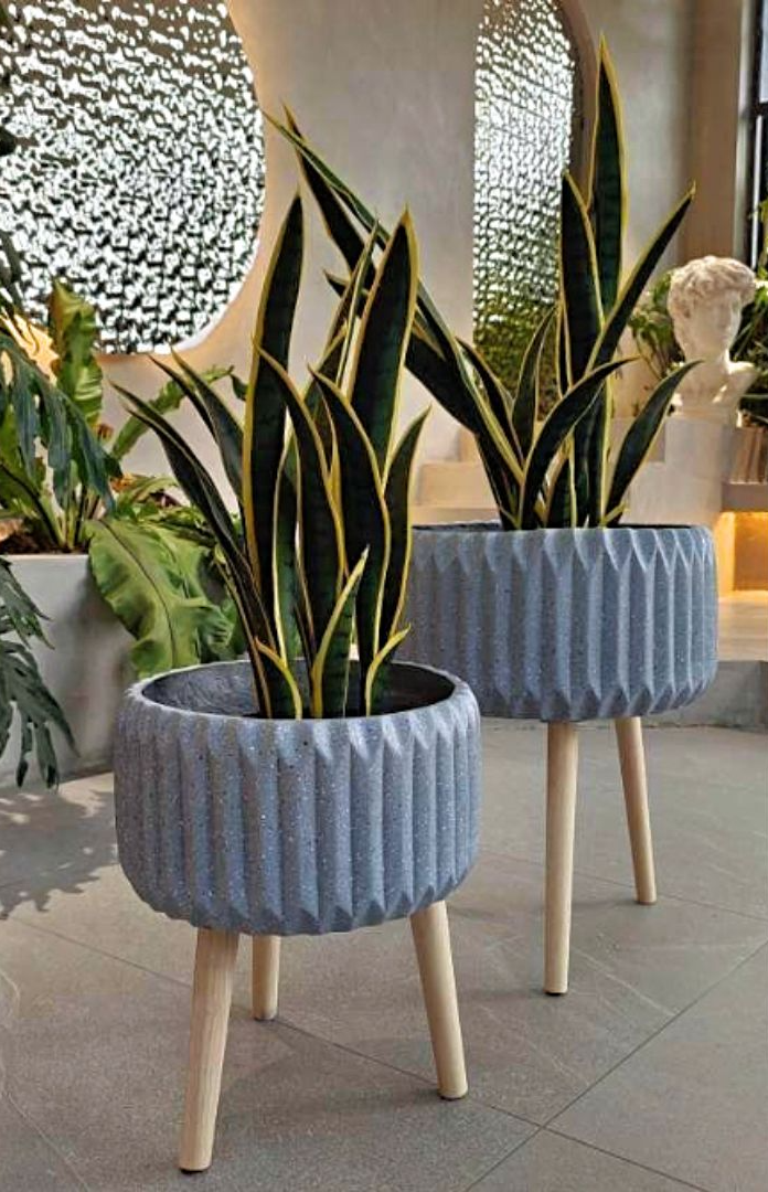 large plant pot on legs PLANTER GREY WITH WOODEN LEGS